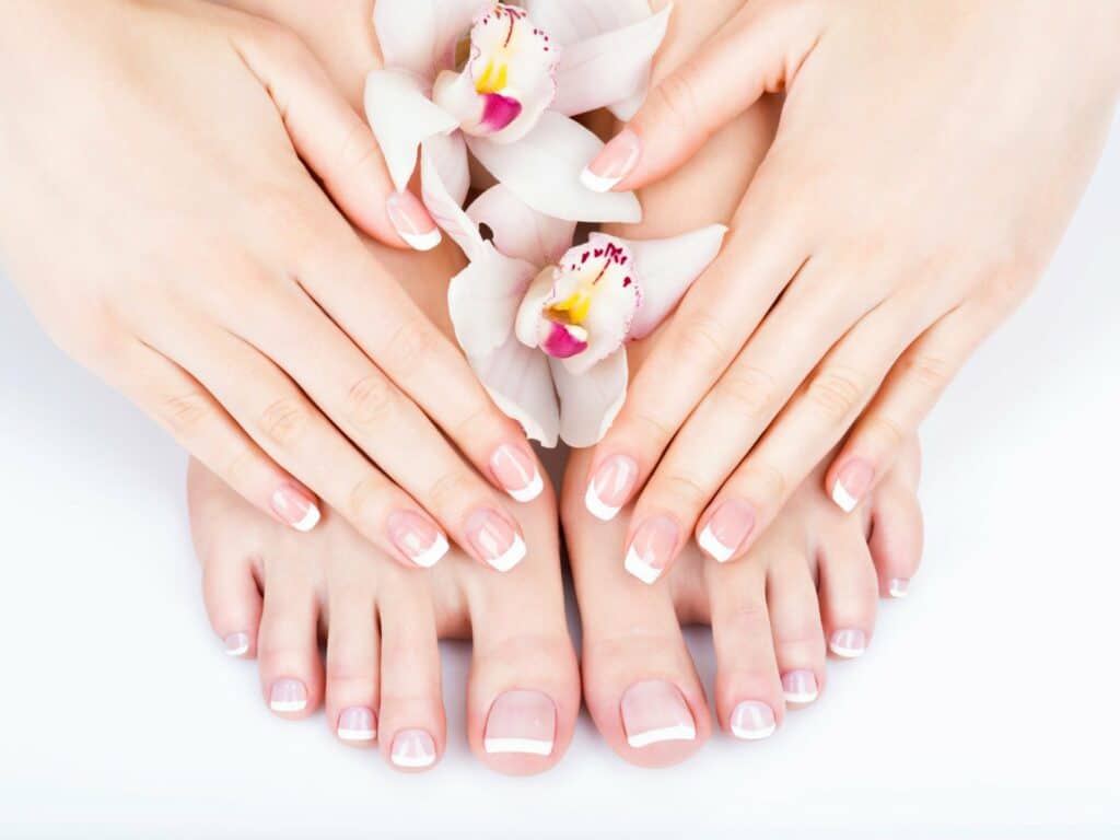 female feet at spa salon on pedicure and manicure procedure Institut Beauté paris 13 - Massage, centre expert minceur, Soins visage, épilation - Institut Marie Pauline